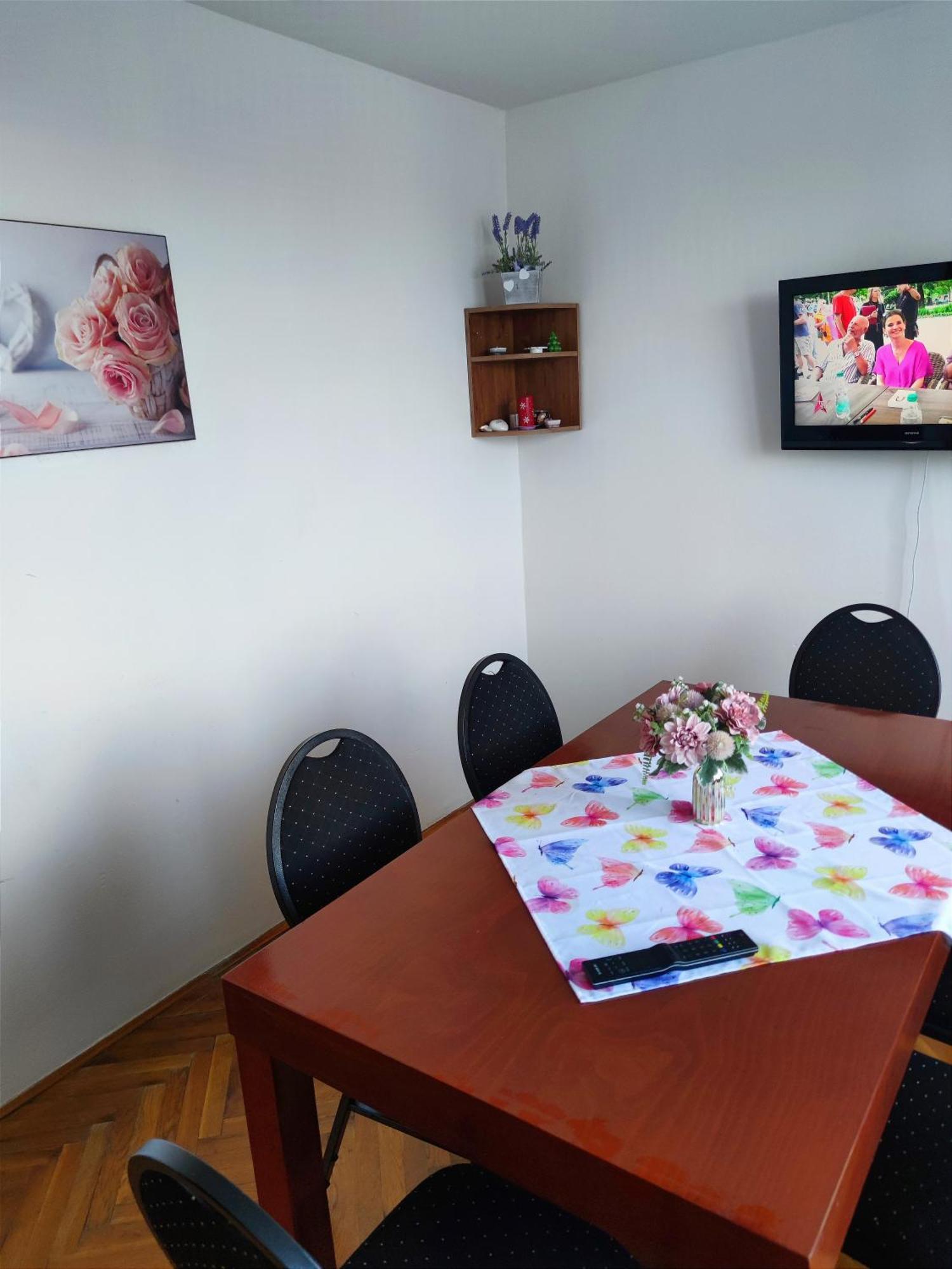 Fast Apartment In The Centrum Levice Buitenkant foto